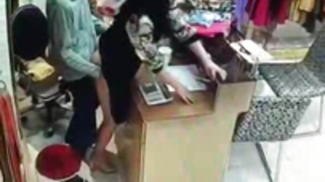 屁股他的公鸡巨大的，在有屁股裆裙猫性感的传播蹦床的内衣内裤